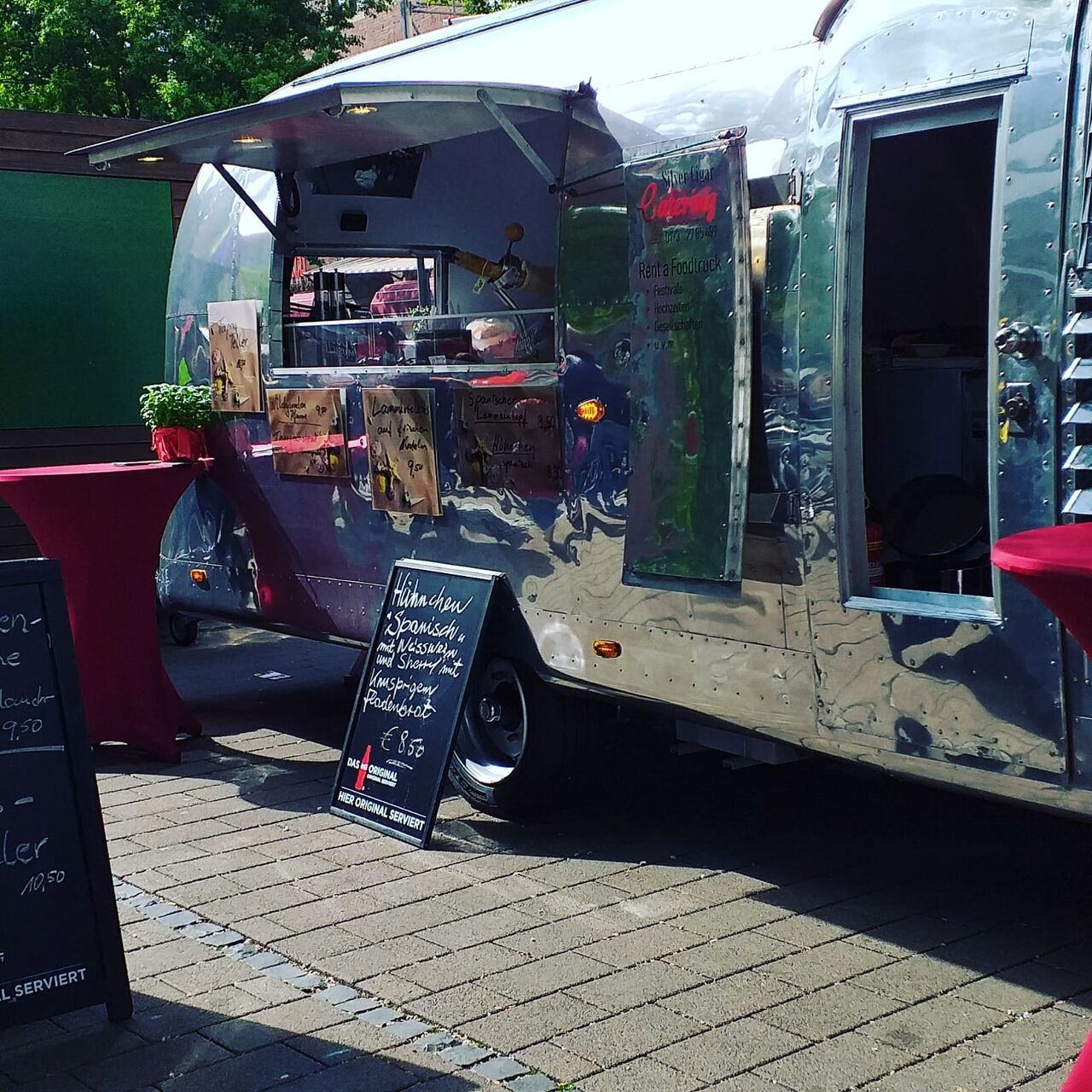 So präsentieren wir uns in unserem originalem Airstream von 1964 auf Ihrer Feier