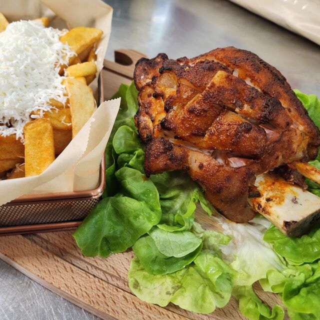 Schweinshaxe mit Steakhaus Pommes