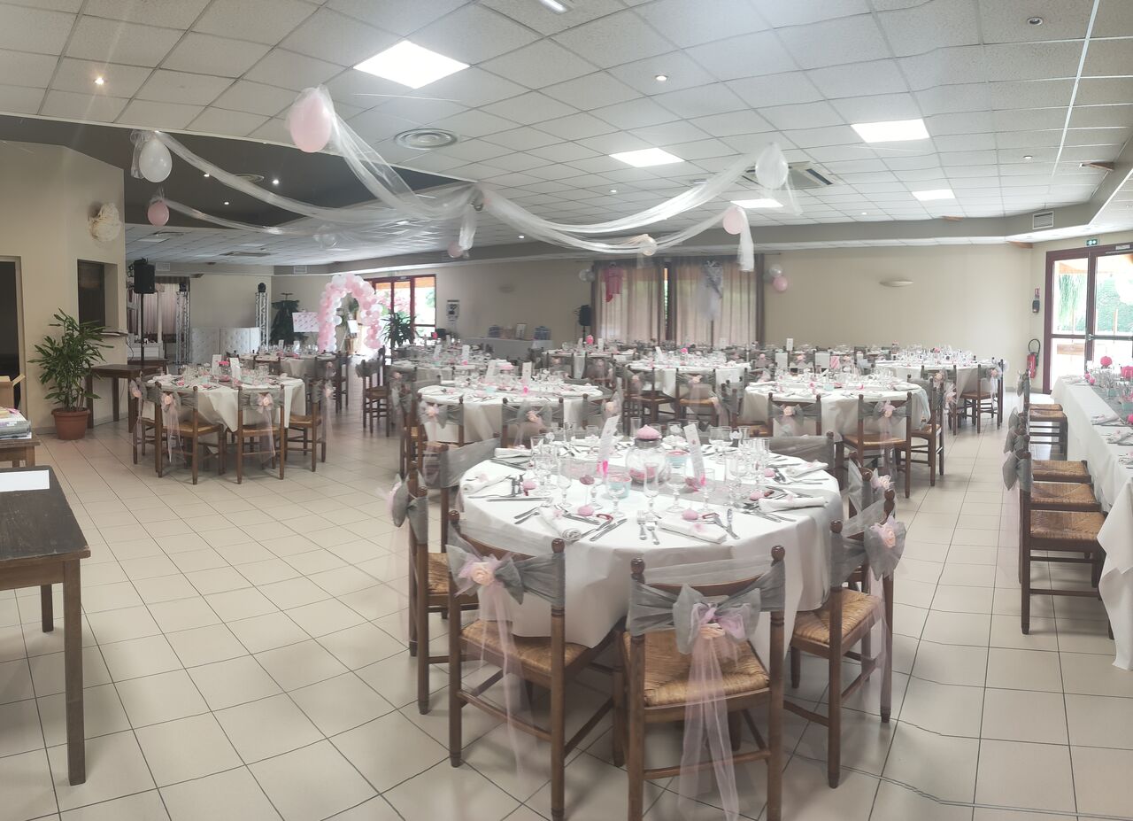 Salle de réception tables rondes