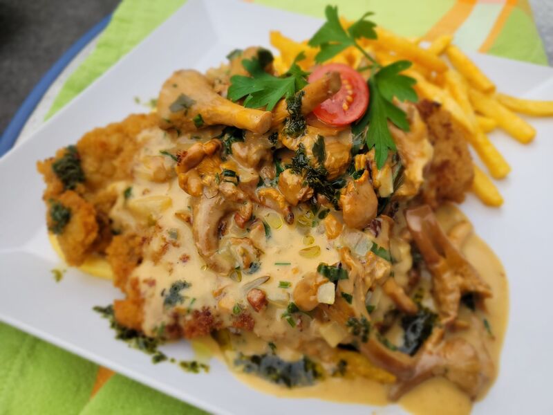 Schnitzel mit Pfifferling-Riesling Sauce