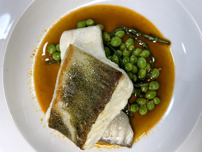 Rodaballo con guisantes y salicornia.