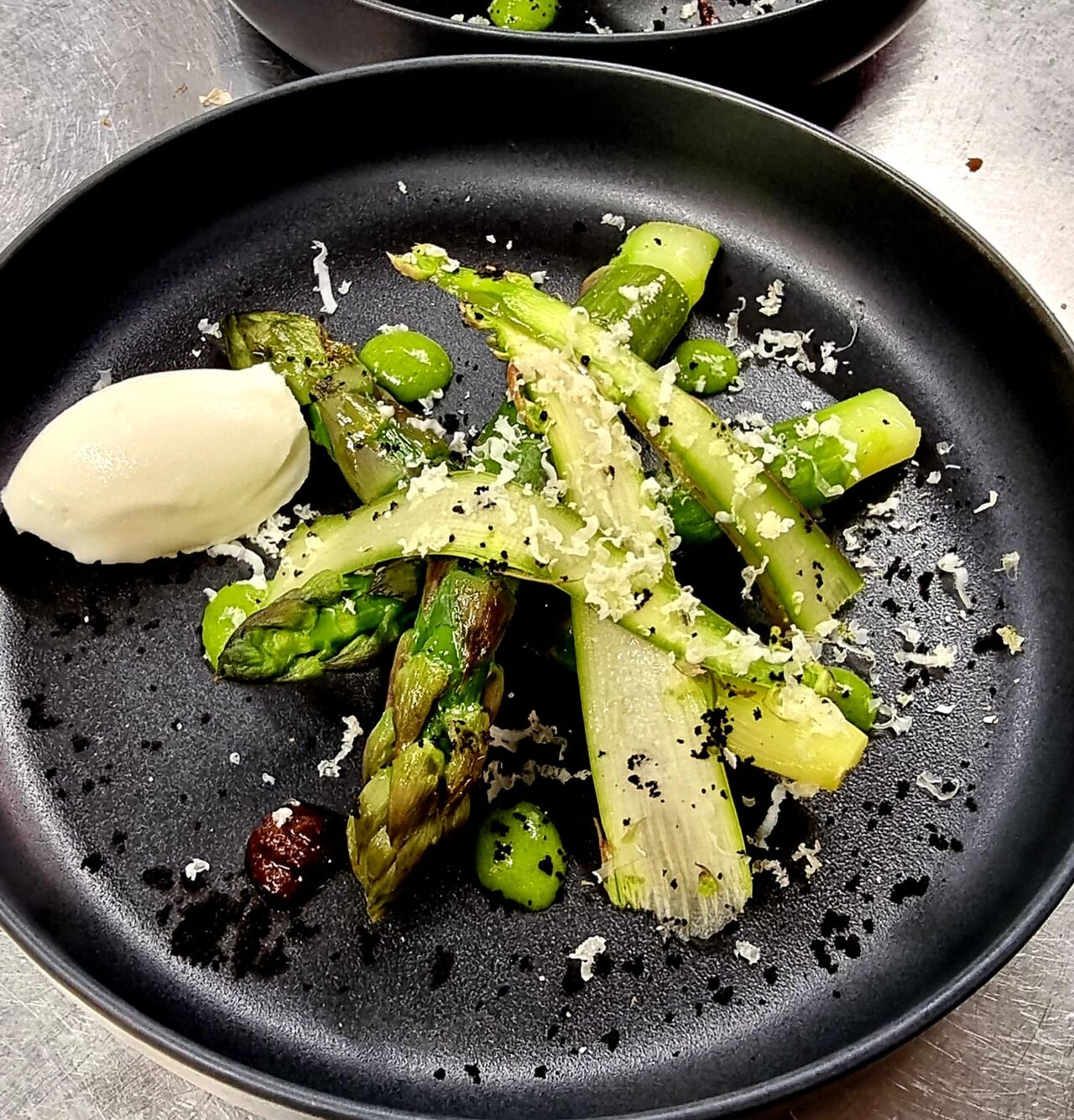 -L’ASPERGE : Asperges verte en déclinaison, olive noire, chêvre