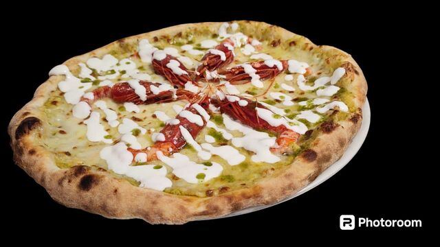 Pizza gambero rosso di mazara del vallo e stracciatella di burrata
