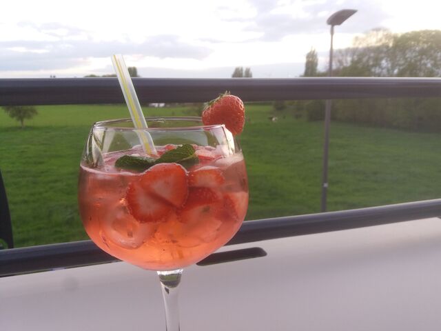 Notre apéritif 37 a déguster en terrasse .. Sirop Pastèque , fraises et menthe fraiches et Prossecco