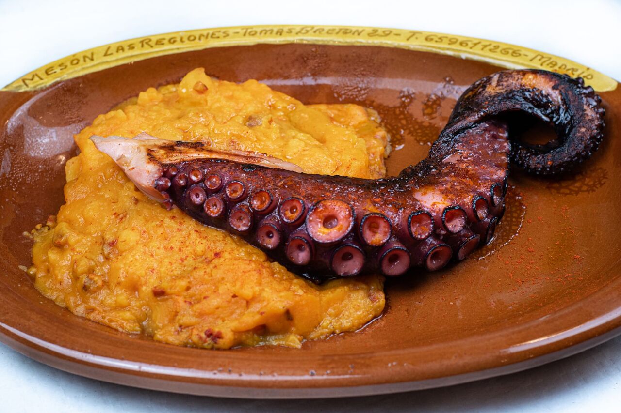 PULPO A LA BRASA CON REVOLCONAS