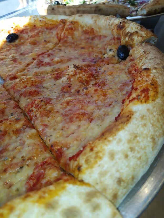 FROMAGE
Sauce tomate napolitaine, emmental, origan, olives