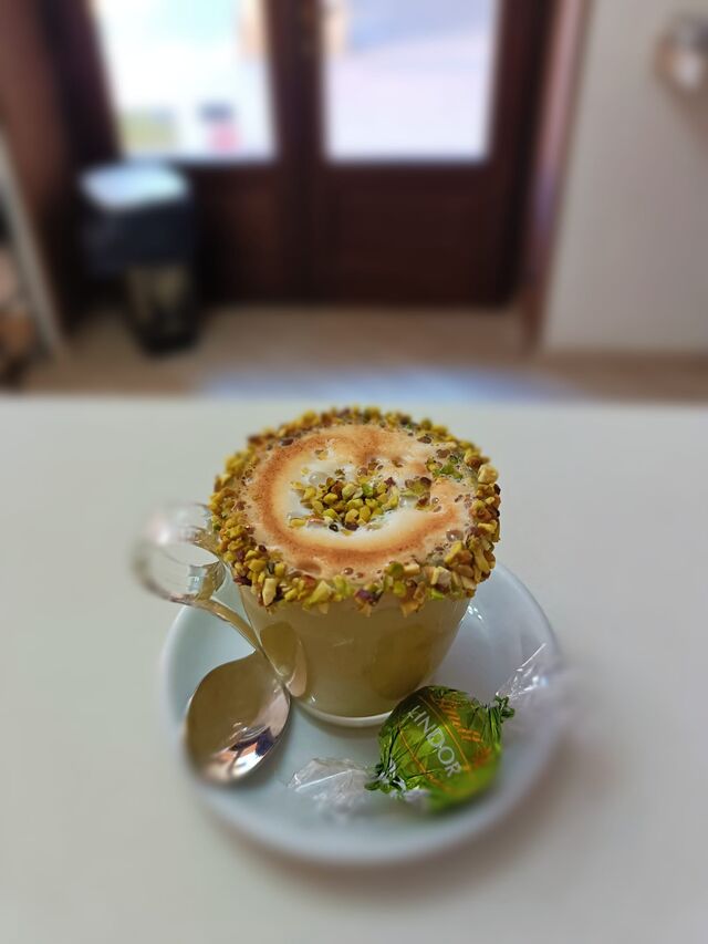 Marocchino con Crema di piastacchio, granella e cioccolatino lindt 😋