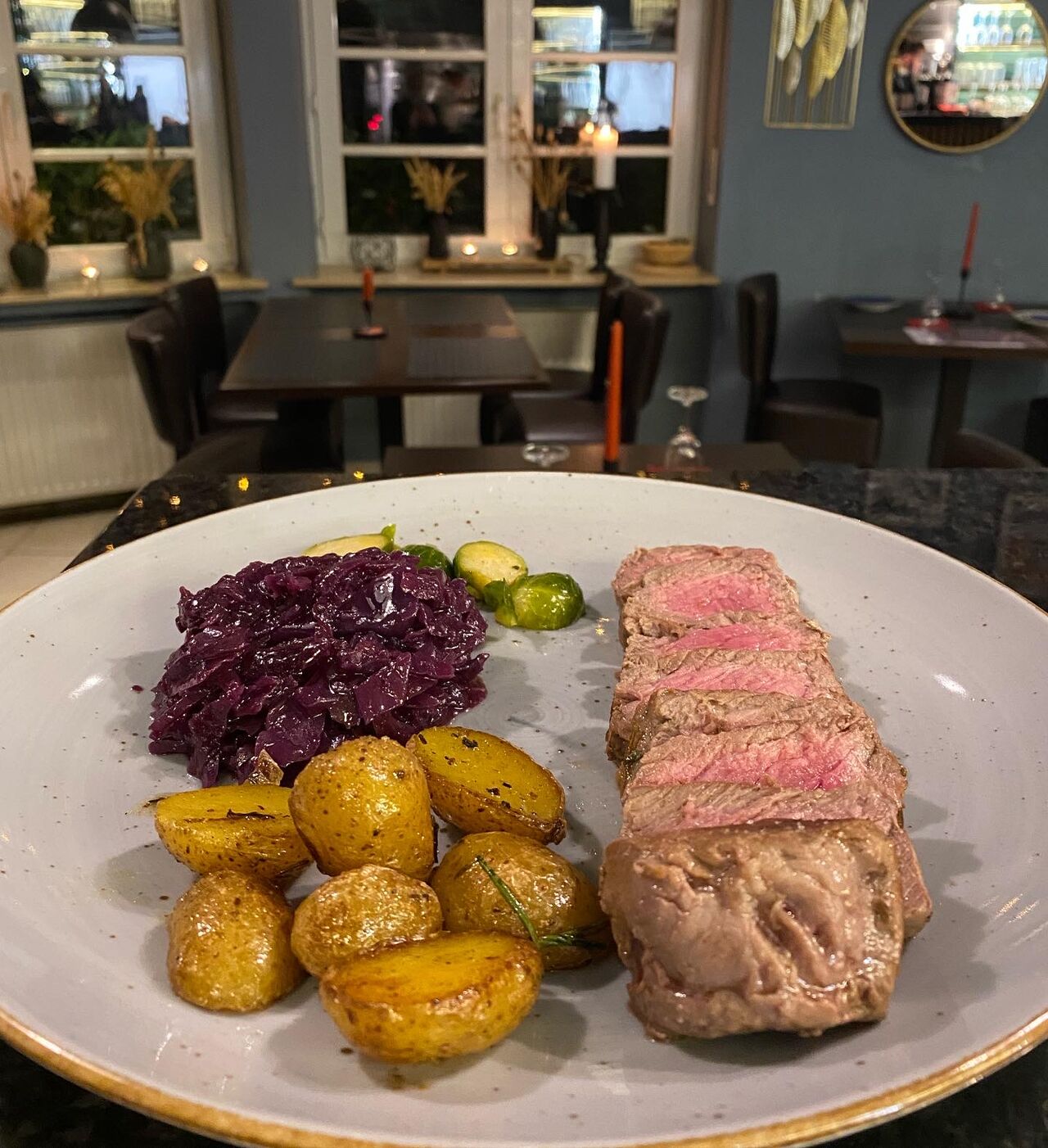 Roastbeef mit Rosmarinkartoffel und Rotkohl