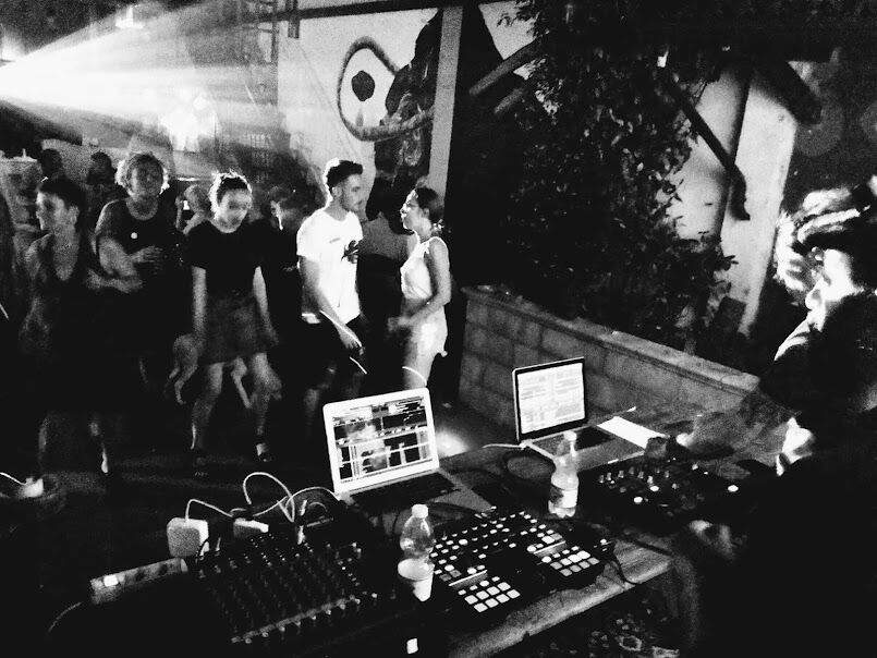 Dj set in cortiletto