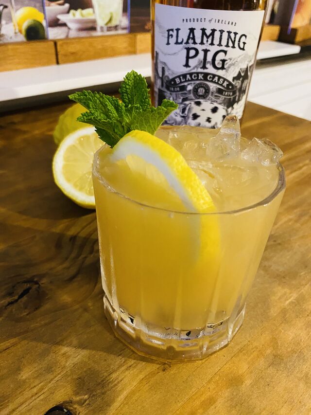 Cocktail de whiskey irlandés y limón 