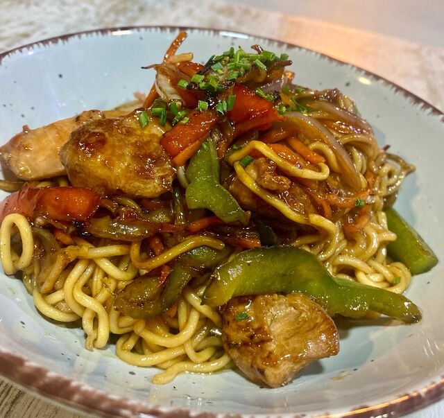 Yakisoba de pollo