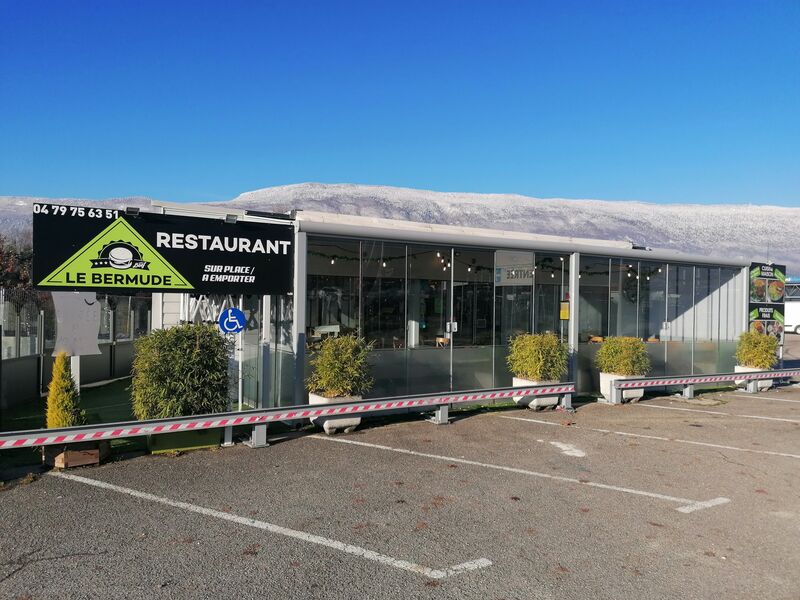 Notre établissement devant Le Carré Asiatique