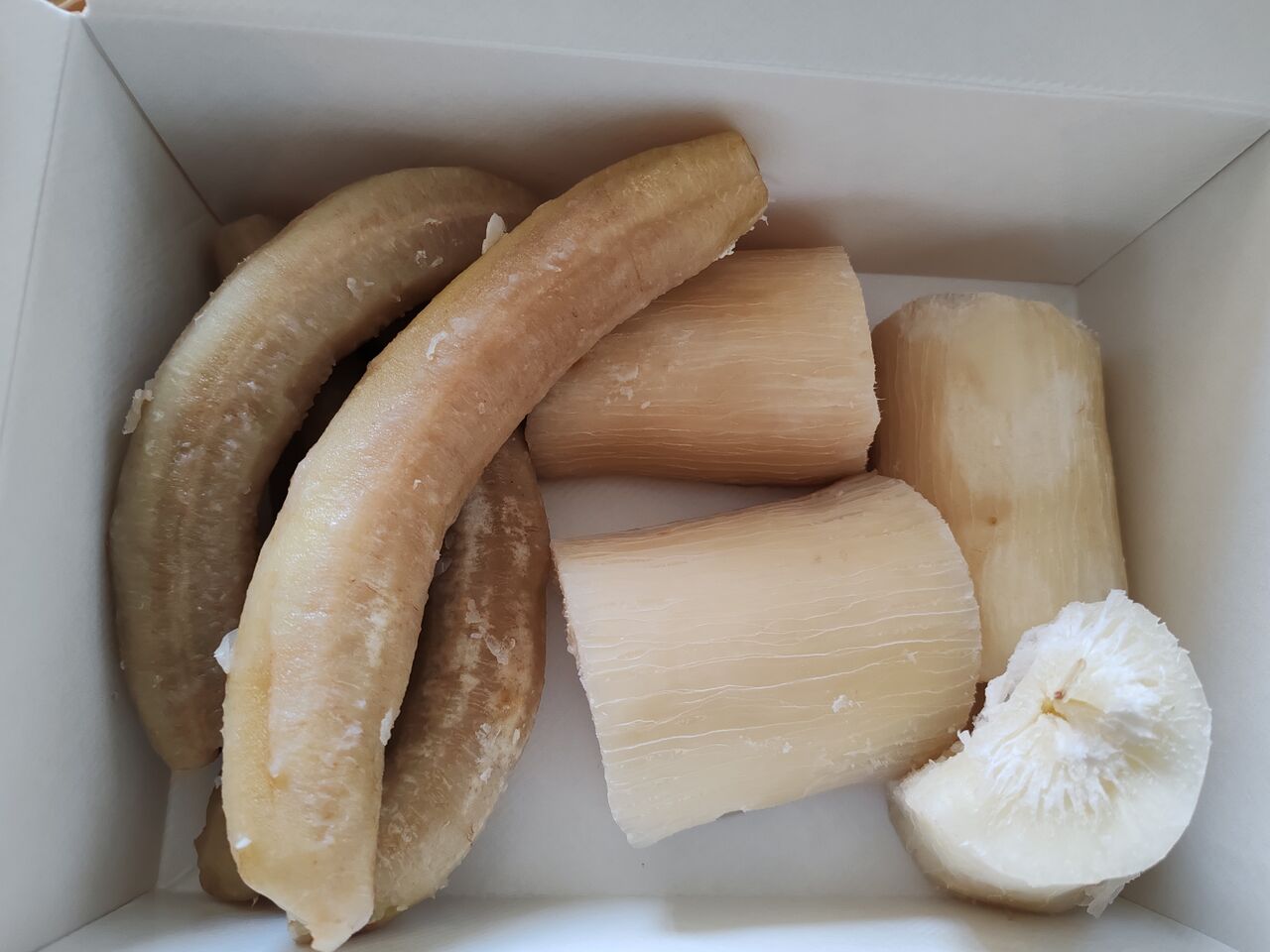 Bata bata la mhogo na trovi (manioc et banane à la vapeur)