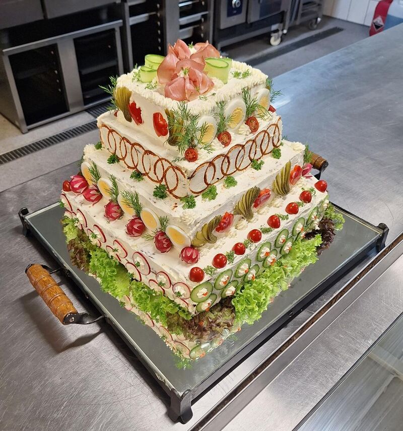 Leberkäs-Hochzeitstorte