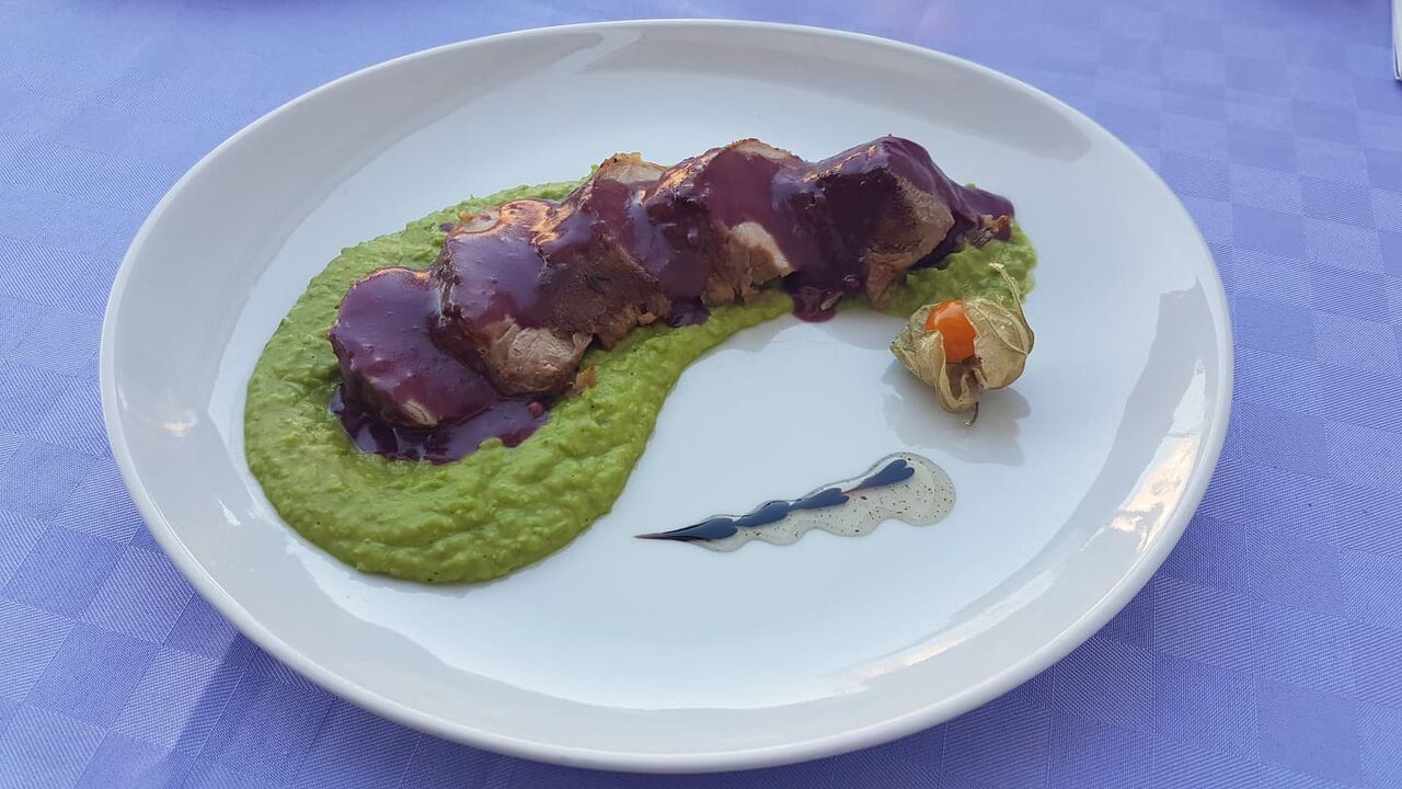 Lungić omotan pancetom u umaku od terana, prilog pire od graška