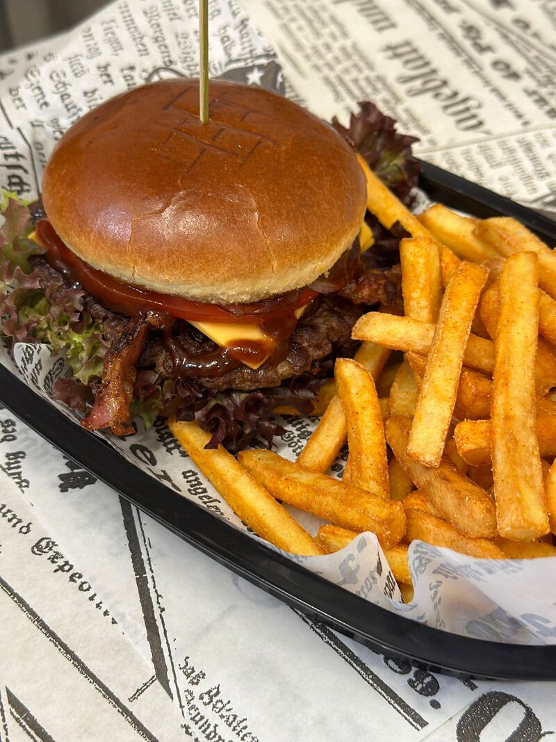BBQ Burger mit Super Crunchy Fries