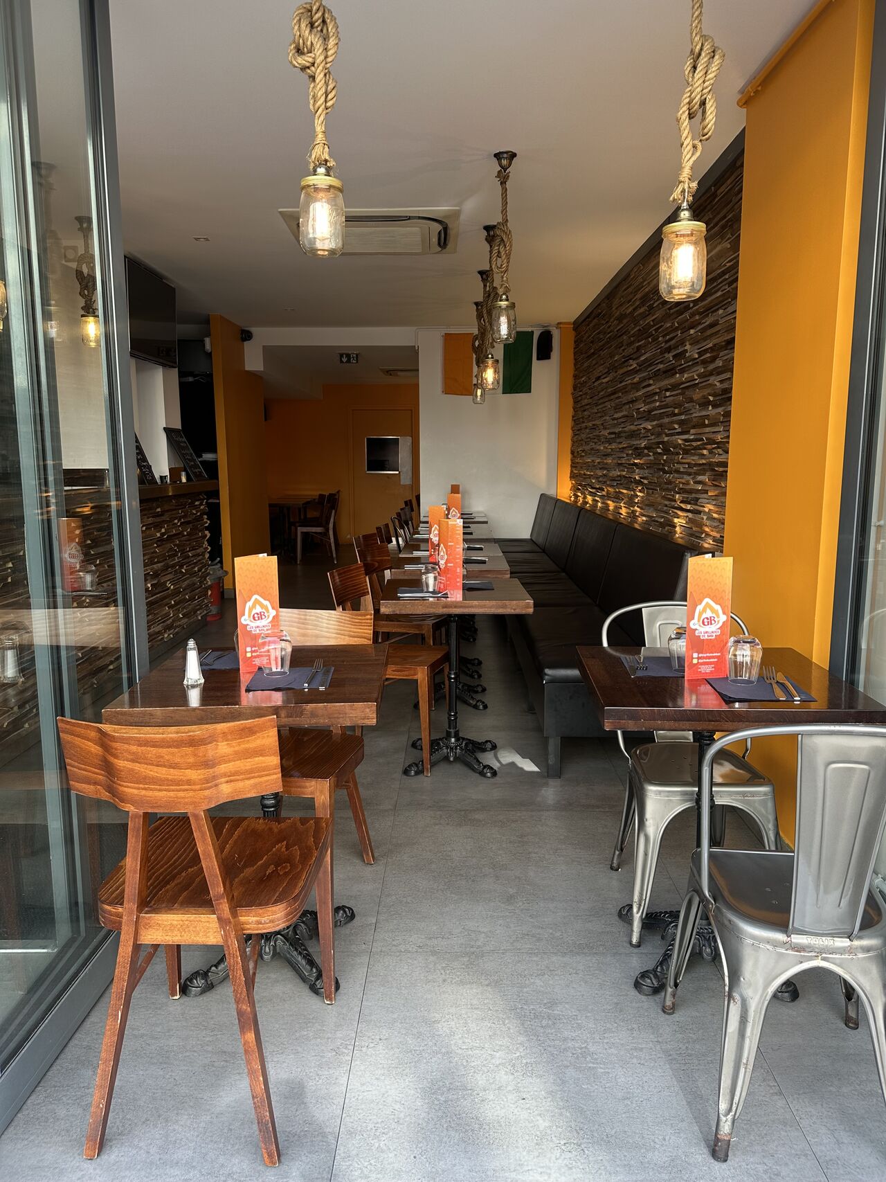 Salle 1 : Nous vous attendons pour déguster un délicieux repas dans un cadre chaleureux et convivial. 