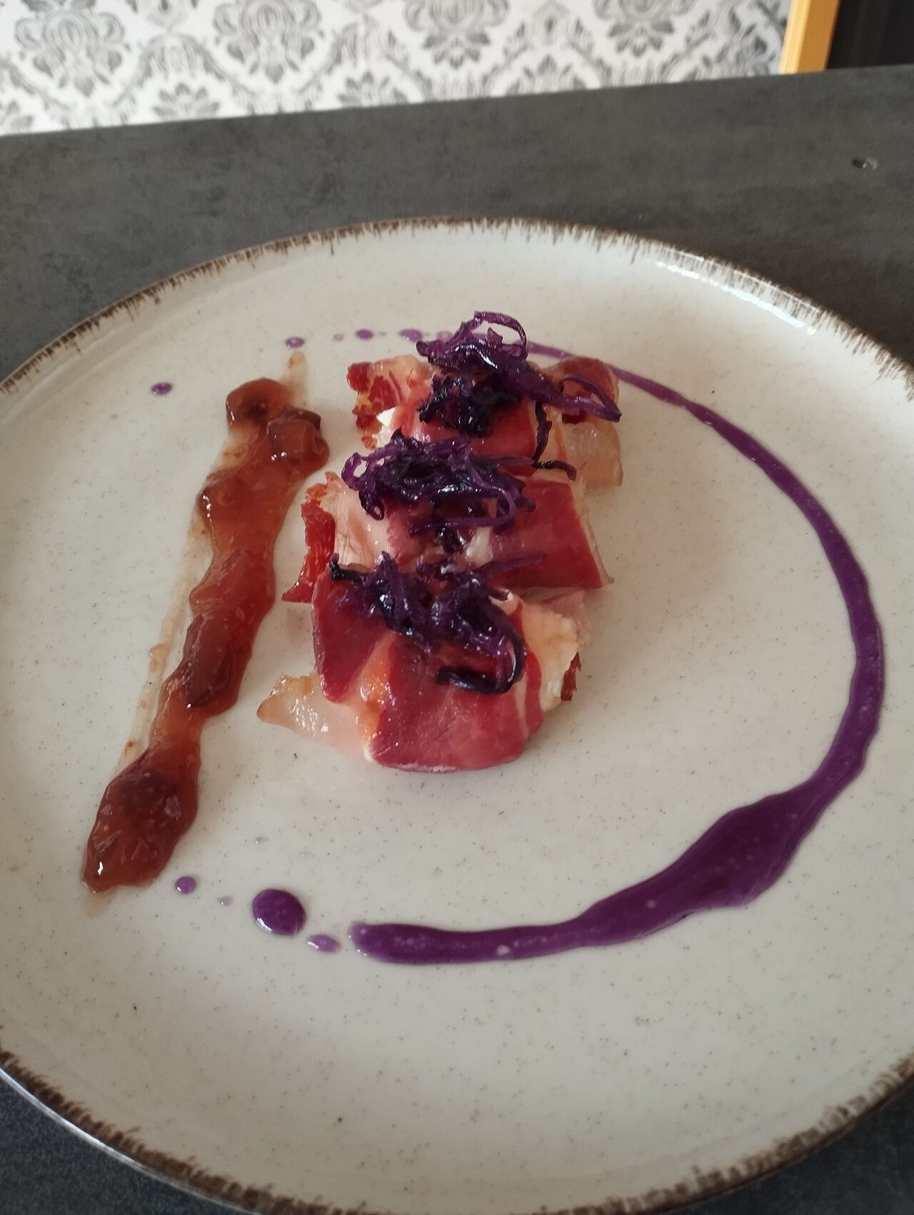 Medallones de queso de cabra con jamón ibérico y col roja caramelizada 