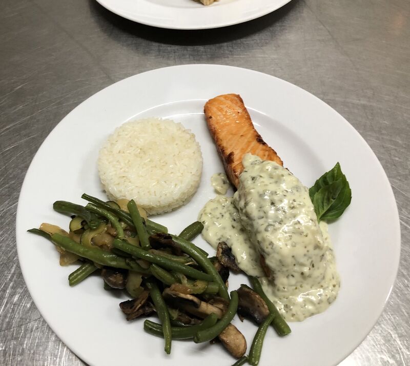 Saumon Frais sauce Basilic, légumes frais et Riz