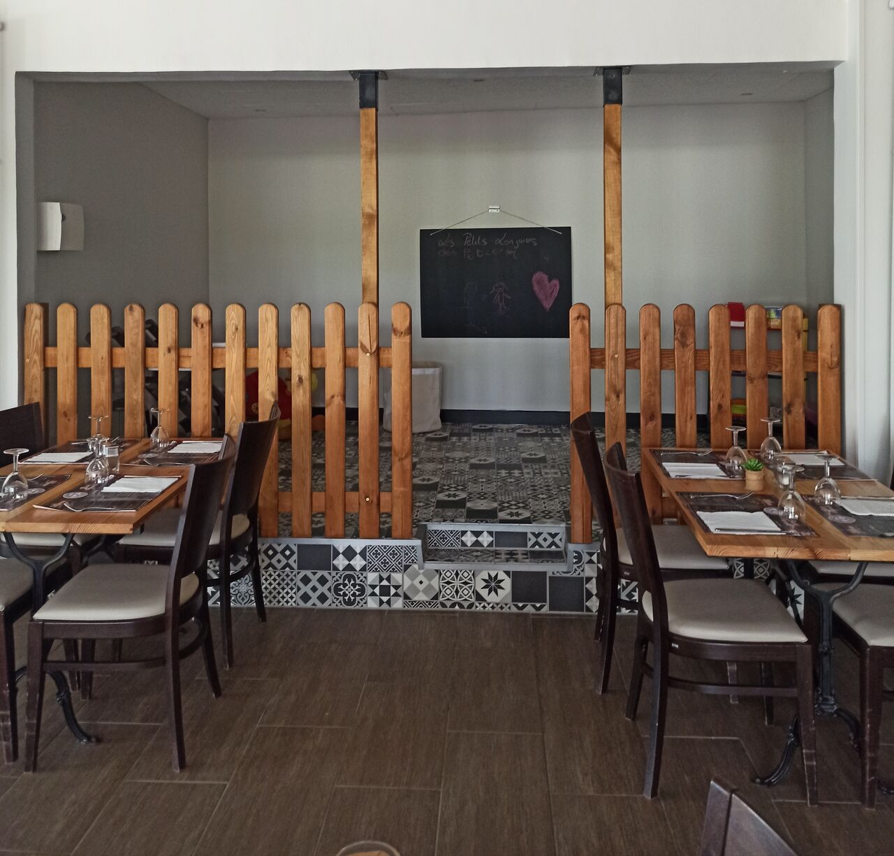 L'espace enfant à votre disposition avec des chaises hautes