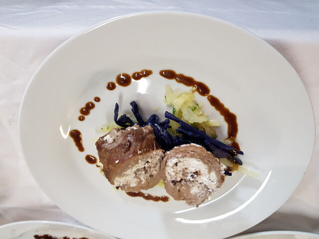 2 Gang: Roulade vom Lammrücken gefüllt mit Frischkäse und Kräutern auf zweierlei Kraut