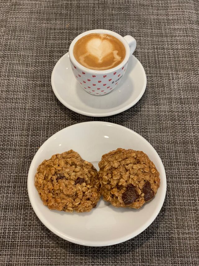 Acompaña tu café con galletitas de avena y chocolate.