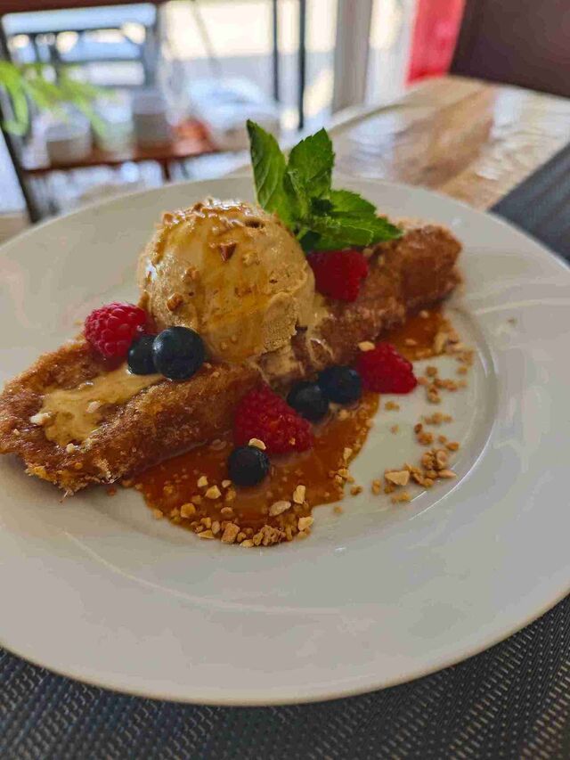 torrija con helado de turrón 
