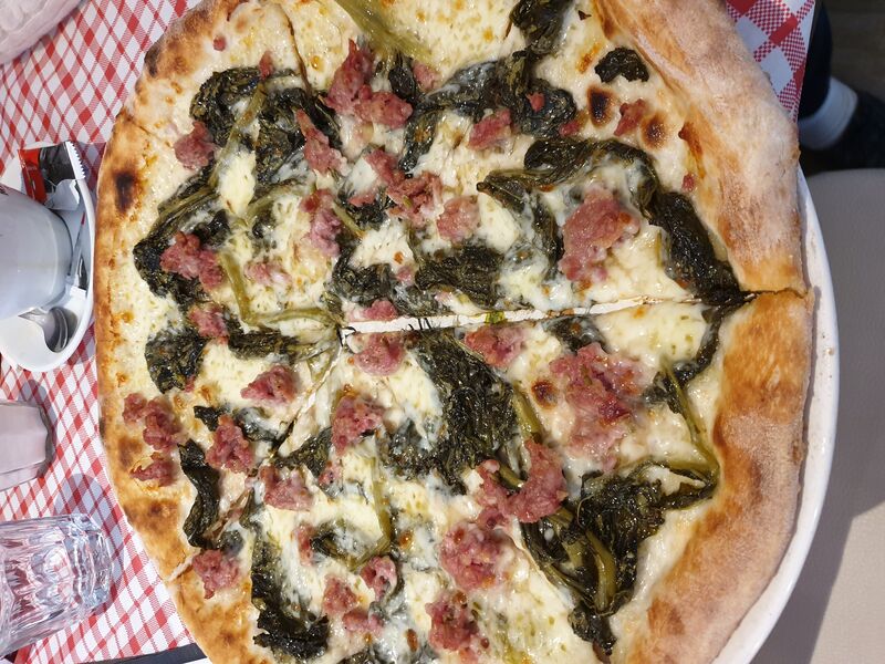 Pizza con salsiccia al finocchietto e friarielli 