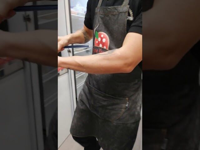 Stesura e Cottura Pizza Pala versione Streetfood. Un impasto unico, maturato da un mix di farine macinate a pietra :P