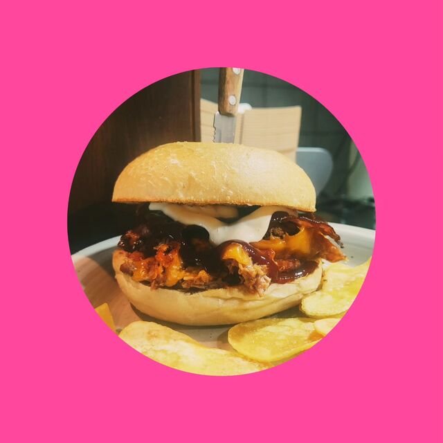Pulled pork, cheddar, patatine fritte americane dolci, maionese e BBQ
