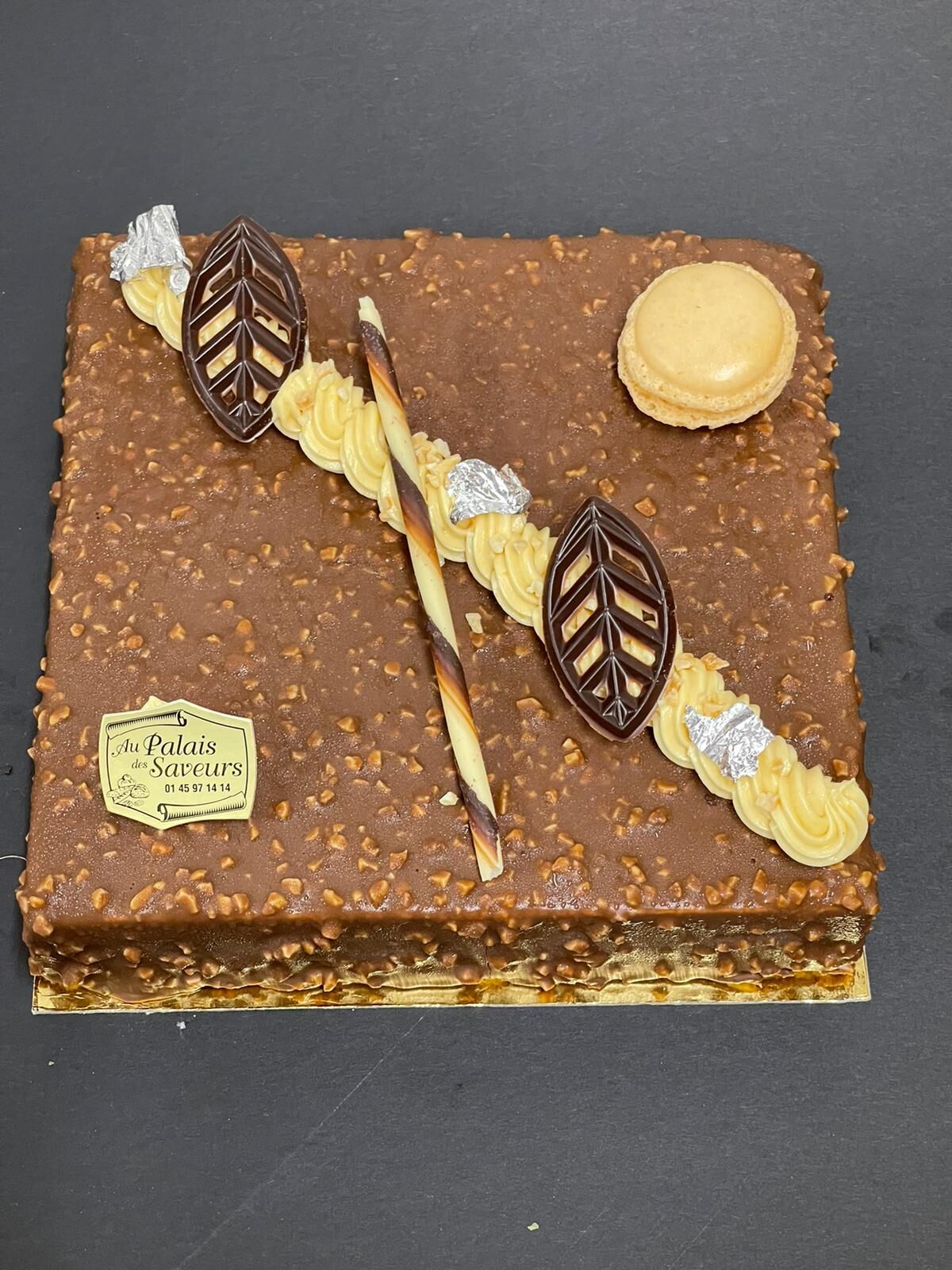 Le Rocher ( Mousse chocolat au lait, Mousse praliné, glaçage chocolat au lait Amandes torréfiées).
