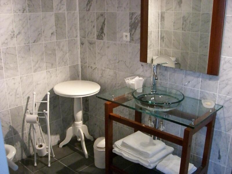 Le tarif d'une nuit pour 1 personne est de 68 €; en formule étape 95 € / pour 2 personnes 82 € la nuit