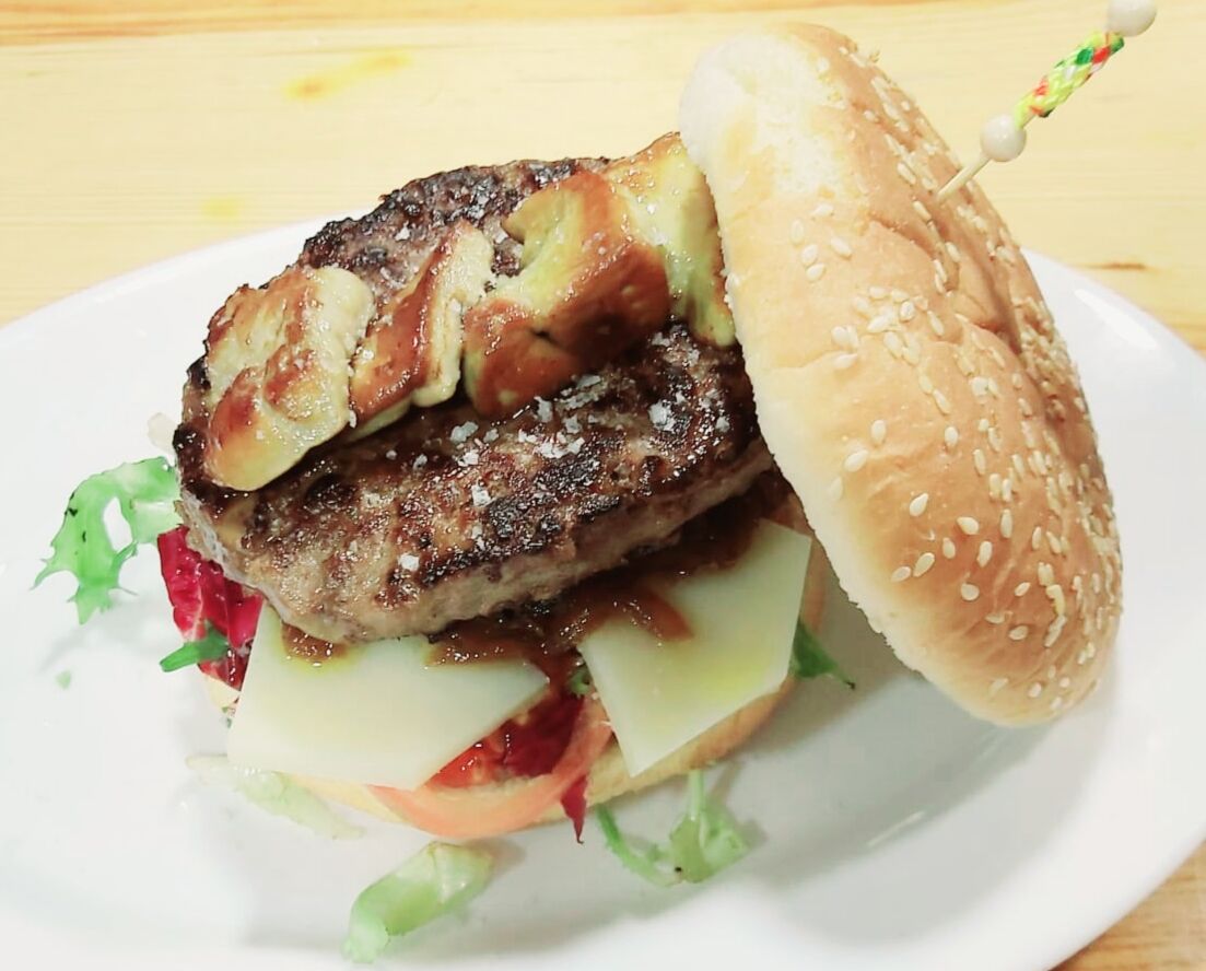 Hamburguesa buey y vaca XL con queso añejo y foie 