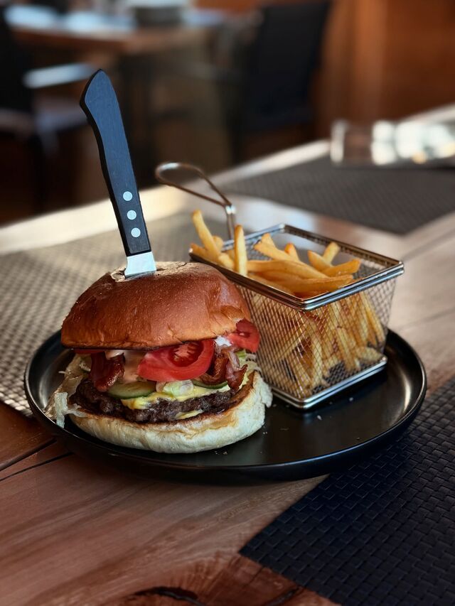Burger z jelenia z frytkami