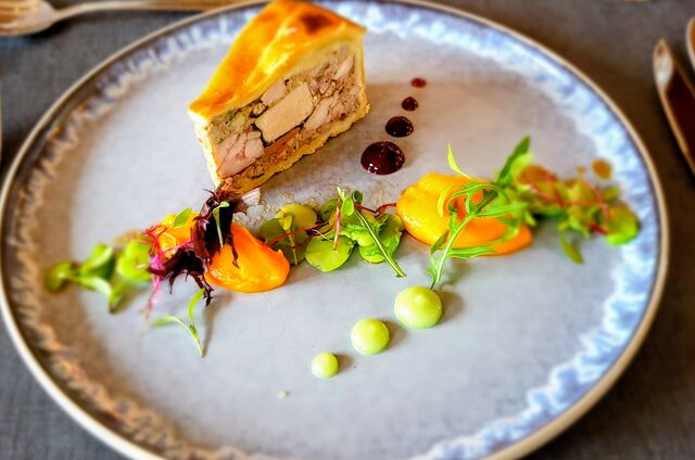Tourte froide de lapin, carotte au raifort, fèves à l’estragon et pickles