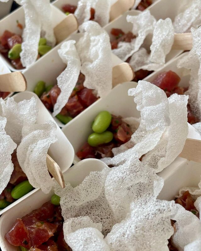 Tartare de thon soja et sésame, edamame et chips de riz croustillante