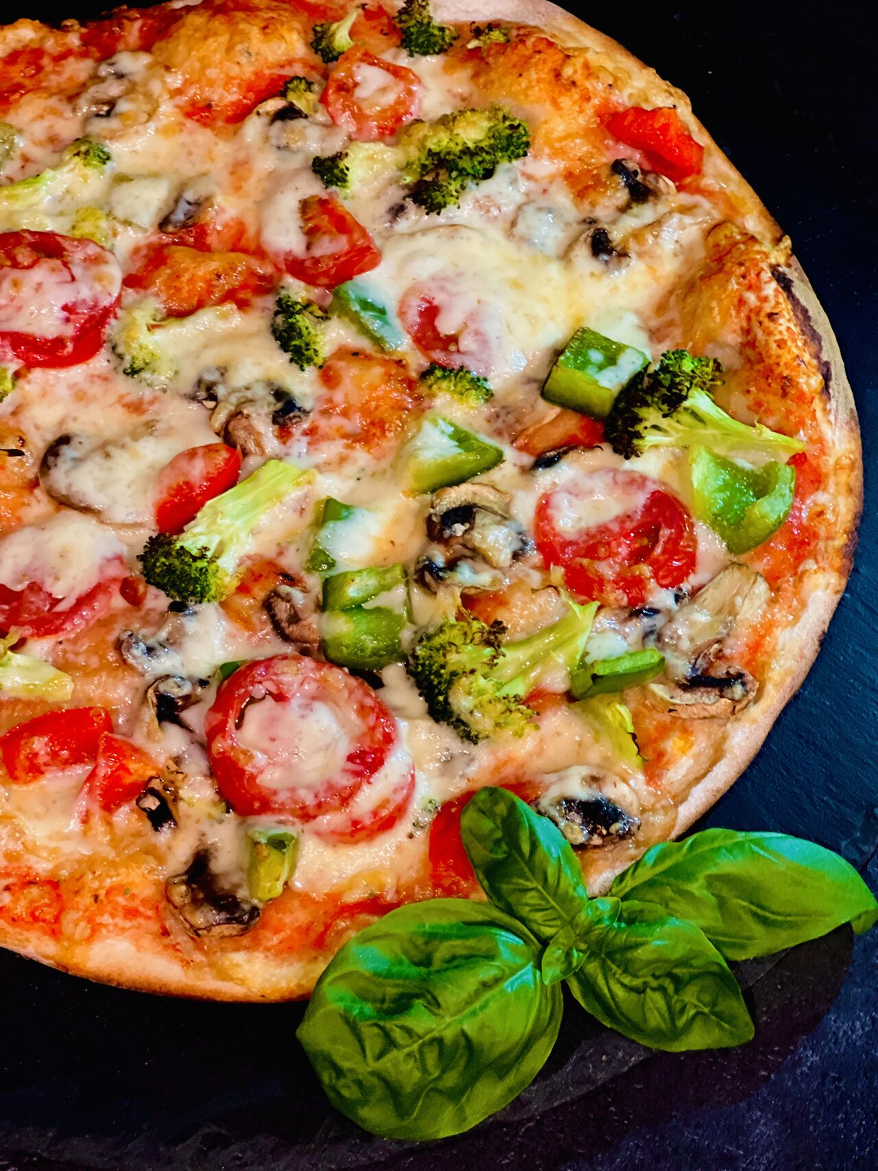 14. Vegetariano
€9,60
Ø 32cm
(A C G)
Tomatensauce, Brokkoli, Champignons, Tomaten, Paprika und Goudakäse