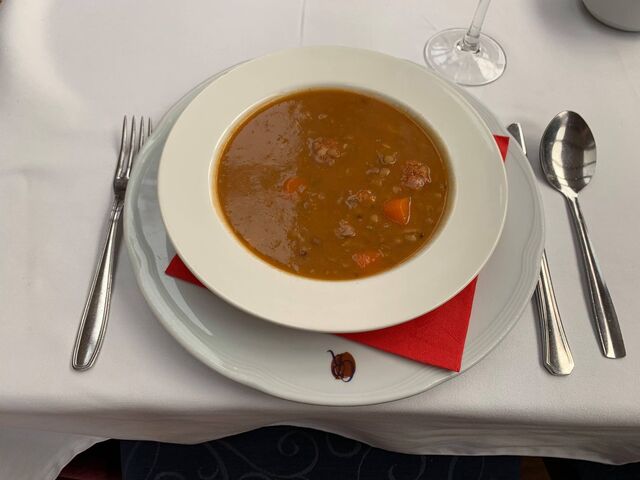 Lentejas con chorizo y manita de cerdo