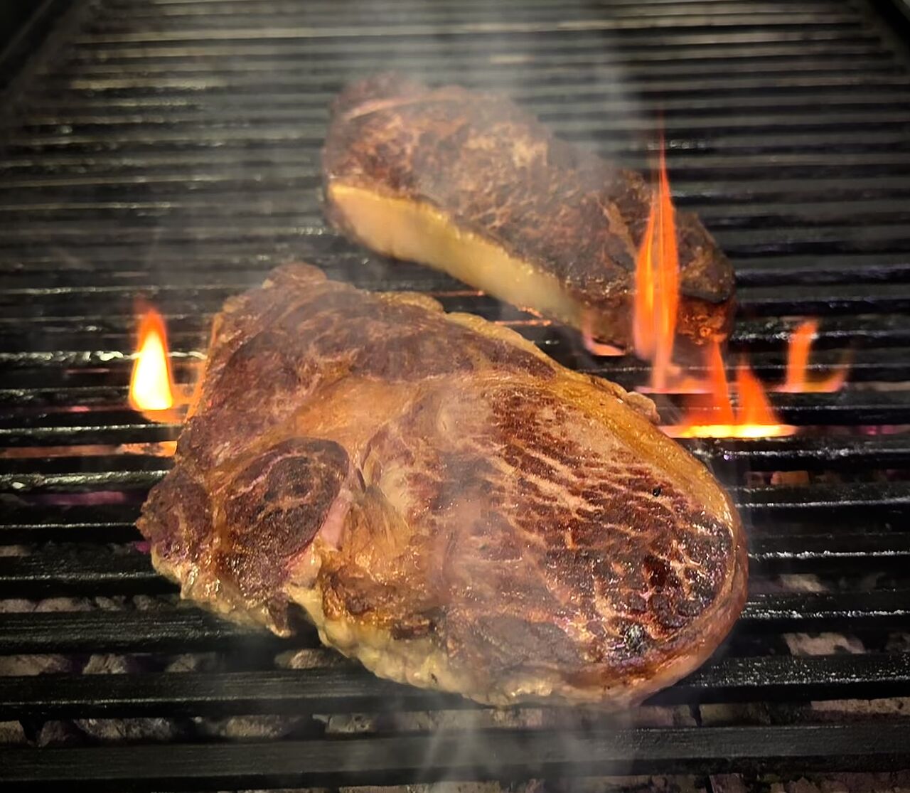 Ribeye und Wagyu auf Holzkohlen