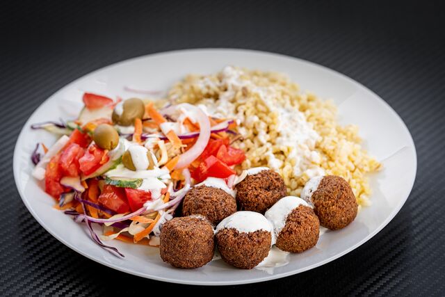 Falafel tál friss zöldséggel, főtt bulgurral tejfölös öntettel akár menüben is