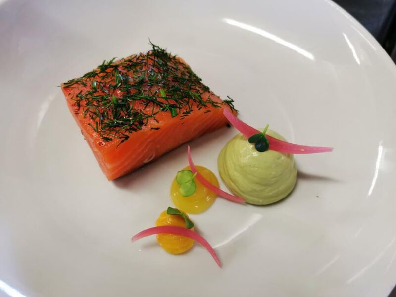 Gravlax de saumon, guacamole au cumin et pickles d’oignon rouge