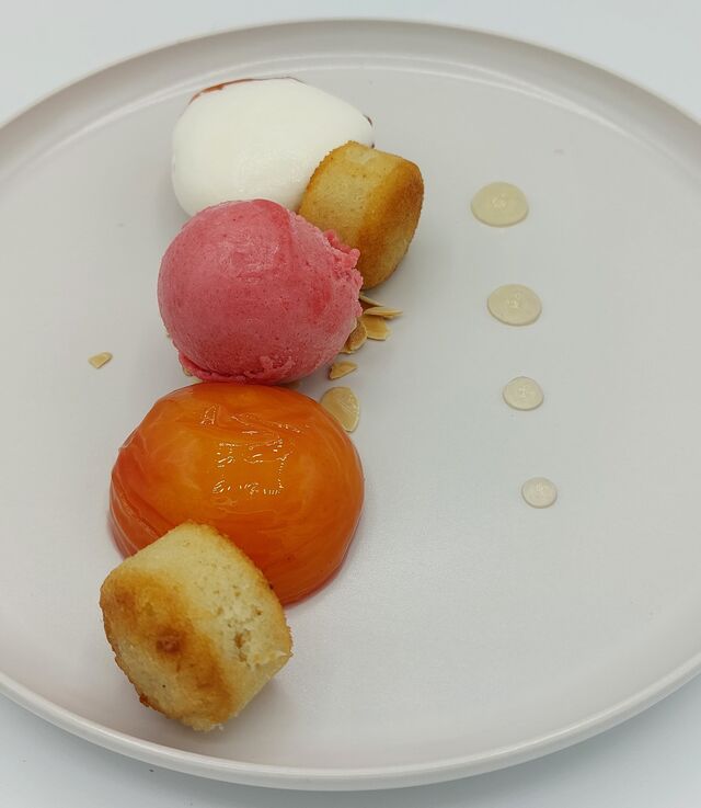 Pêche pochée à la verveine, financier miel amandes, gel de Koko Kombucha, sorbet pêche des vignes