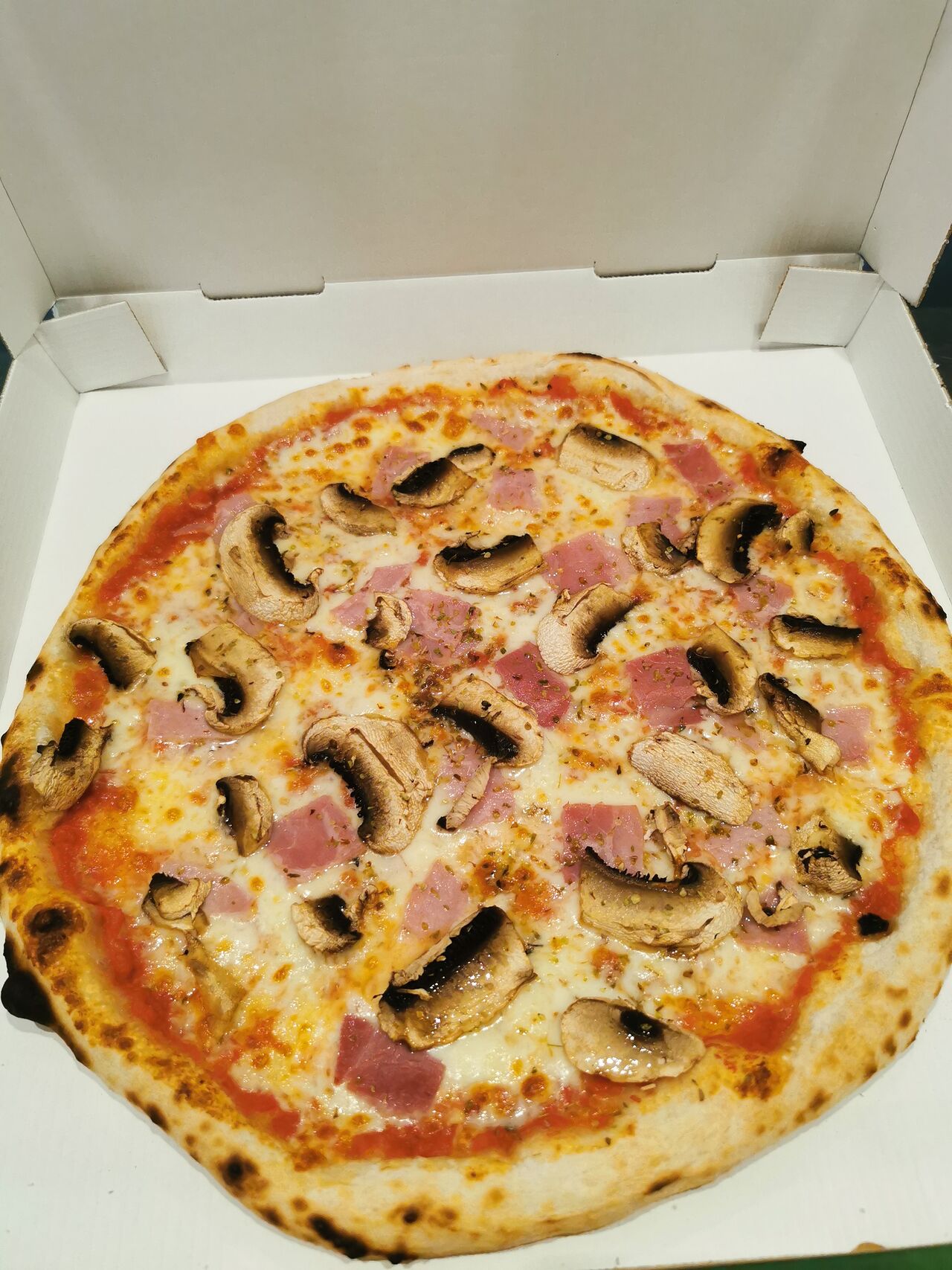 La célèbre Reine, tomates, mozzarella, jambon, champignons, Origan ??