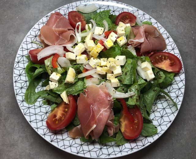 Salade jambon Serrano et Pélardon