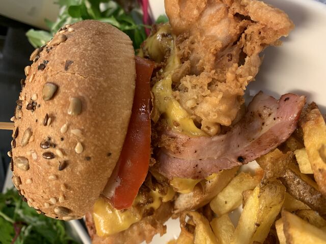 Burger poulet pané maison à la cacahuète 