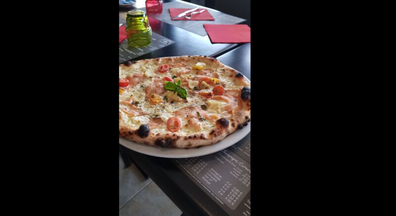 Pizza cuite au feu de bois