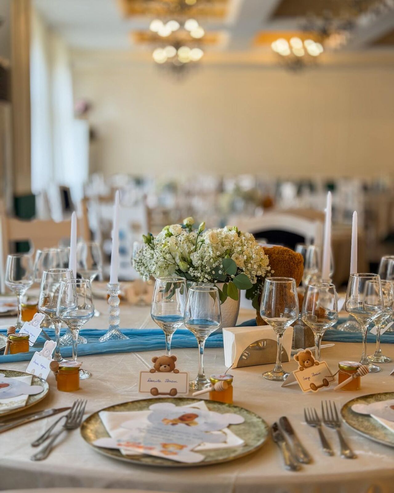 Decor elegant, lumini calde și emoție în aer