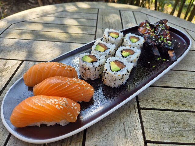 Lunch box Sakura (11 pièces) / 13,90 €