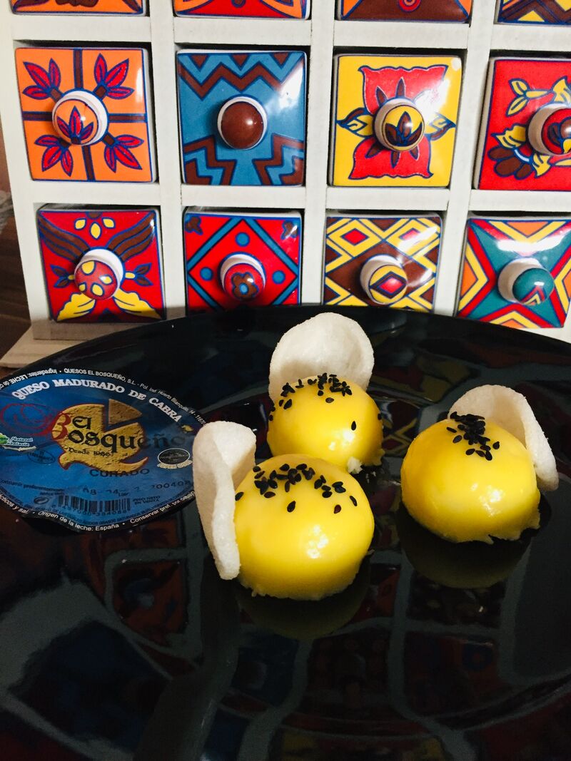 Bombón de queso de cabra Payoya el Bosqueño relleno y con cobertura de Mango 