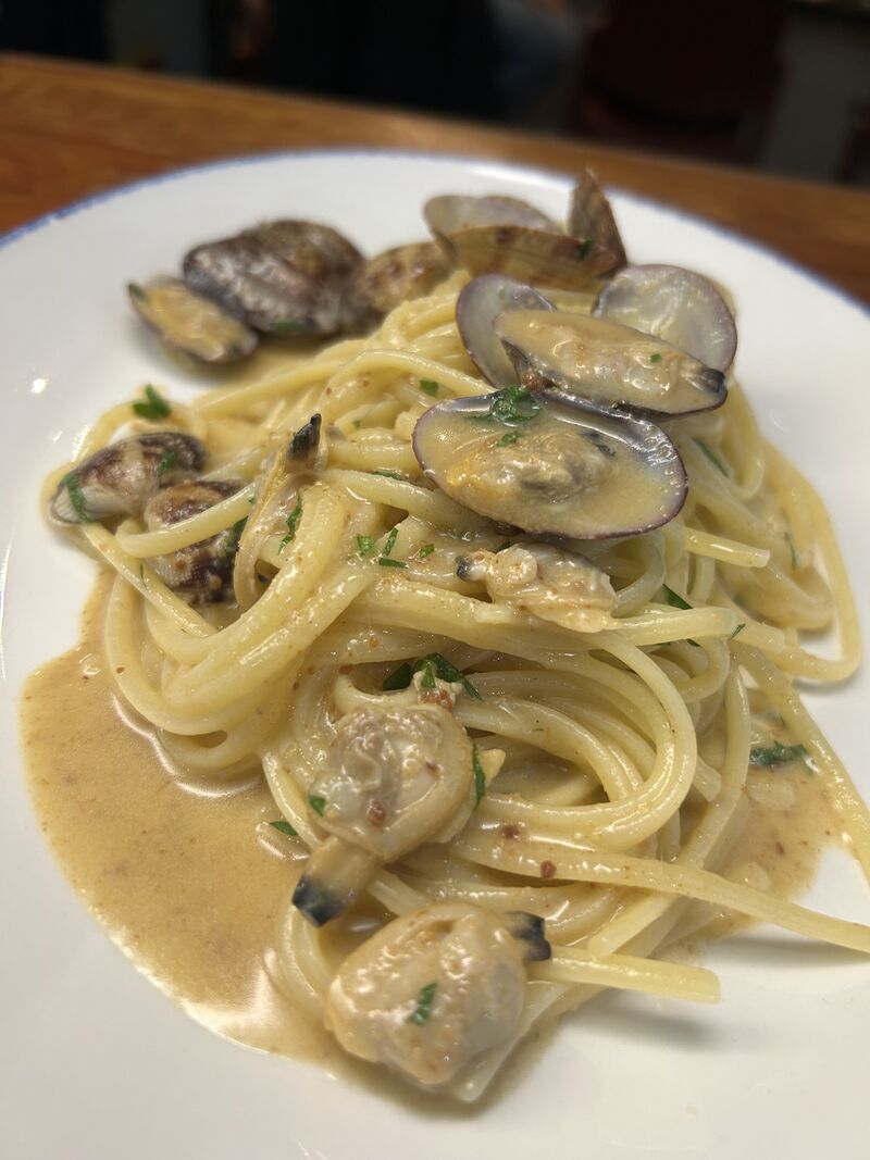 linguine alle vongole , bottarga di muggine e tonno 